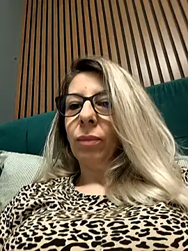 Snapshot of SukyGirl chatting on February 19, 9:28 am SukyGirl online show from February 19, 9:28 am