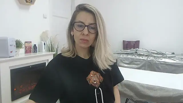 Snapshot of SukyGirl chatting on February 20, 12:04 pm SukyGirl online show from February 20, 12:04 pm