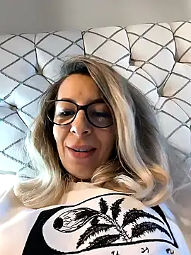 Snapshot of SukyGirl chatting on February 23, 7:55 am SukyGirl online show from February 23, 7:55 am