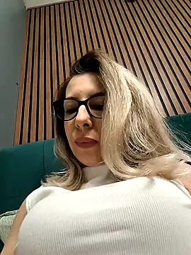 Snapshot of SukyGirl chatting on February 25, 5:08 am SukyGirl online show from February 25, 5:08 am