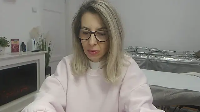 Snapshot of SukyGirl chatting on February 25, 8:14 am SukyGirl online show from February 25, 8:14 am