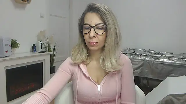 Snapshot of SukyGirl chatting on February 27, 6:50 am SukyGirl online show from February 27, 6:50 am