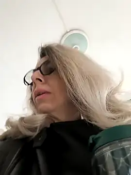 Snapshot of SukyGirl chatting on February 28, 6:43 am SukyGirl online show from February 28, 6:43 am