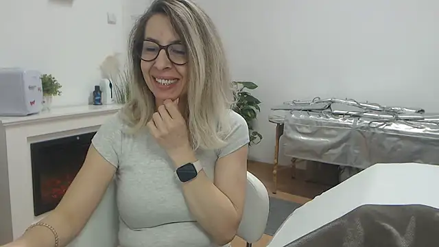 Snapshot of SukyGirl chatting on March 1, 9:07 am SukyGirl online show from March 1, 9:07 am