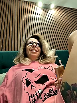 Snapshot of SukyGirl chatting on March 2, 6:48 am SukyGirl online show from March 2, 6:48 am