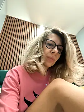 Snapshot of SukyGirl chatting on March 3, 6:04 am SukyGirl online show from March 3, 6:04 am