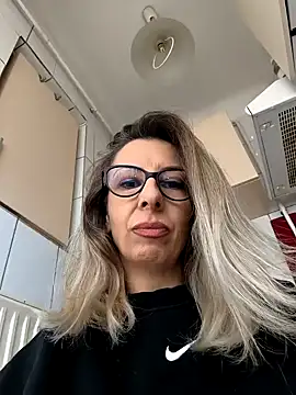 Snapshot of SukyGirl chatting on March 4, 12:44 pm SukyGirl online show from March 4, 12:44 pm