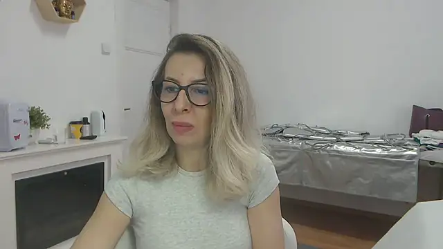 Snapshot of SukyGirl chatting on March 5, 8:54 am SukyGirl online show from March 5, 8:54 am