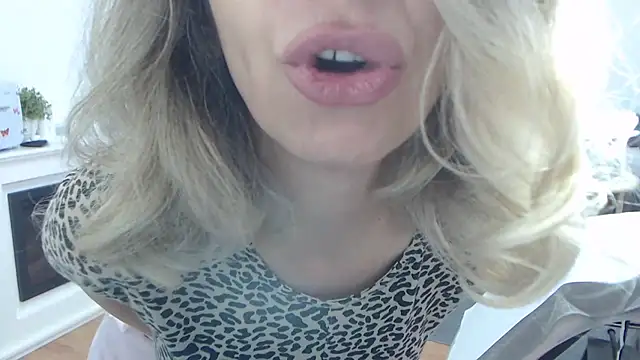 Snapshot of SukyGirl chatting on March 7, 9:51 am SukyGirl online show from March 7, 9:51 am