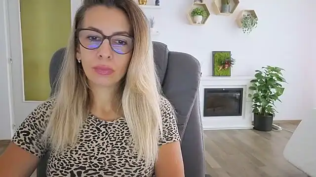 Snapshot of SukyGirl chatting on September 10, 6:57 am SukyGirl online show from September 10, 6:57 am