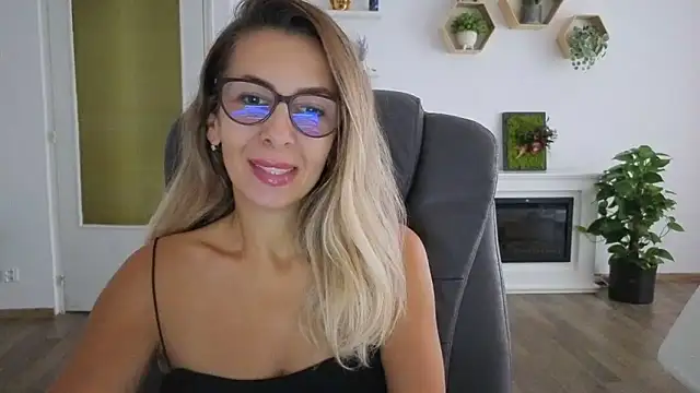 Snapshot of SukyGirl chatting on September 17, 10:39 am SukyGirl online show from September 17, 10:39 am