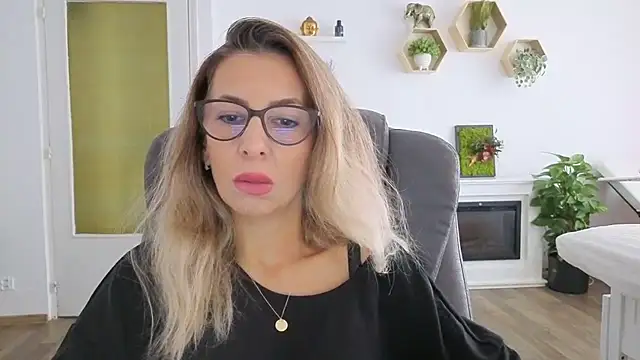 Snapshot of SukyGirl chatting on September 23, 6:49 am SukyGirl online show from September 23, 6:49 am