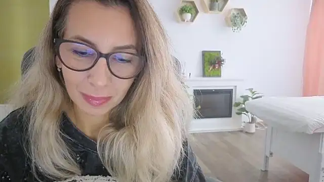 Snapshot of SukyGirl chatting on September 24, 6:50 am SukyGirl online show from September 24, 6:50 am