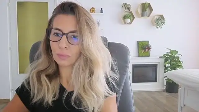 Snapshot of SukyGirl chatting on September 25, 7:34 am SukyGirl online show from September 25, 7:34 am