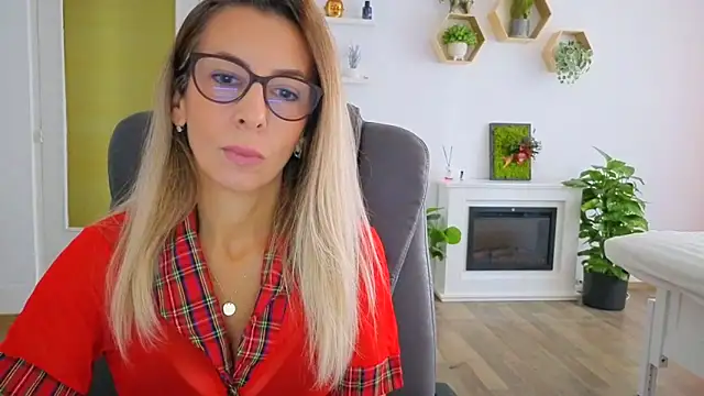 Snapshot of SukyGirl chatting on October 1, 6:08 am SukyGirl online show from October 1, 6:08 am