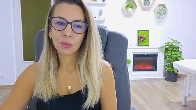 Snapshot of SukyGirl chatting on October 7, 7:27 am SukyGirl online show from October 7, 7:27 am