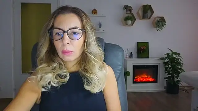 Snapshot of SukyGirl chatting on October 16, 7:20 am SukyGirl online show from October 16, 7:20 am