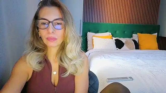 Snapshot of SukyGirl chatting on October 17, 9:56 am SukyGirl online show from October 17, 9:56 am