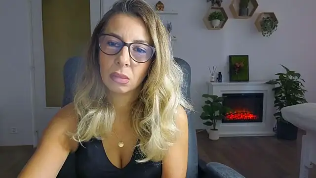 Snapshot of SukyGirl chatting on October 20, 7:31 am SukyGirl online show from October 20, 7:31 am