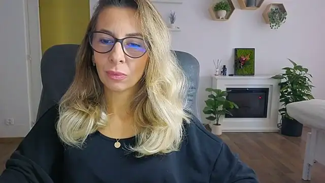 Snapshot of SukyGirl chatting on October 21, 7:42 am SukyGirl online show from October 21, 7:42 am