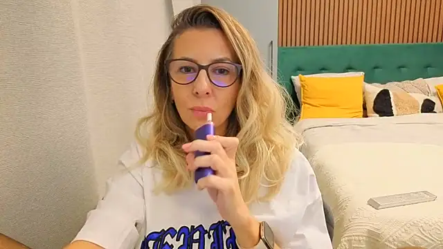 Snapshot of SukyGirl chatting on October 22, 10:15 am SukyGirl online show from October 22, 10:15 am