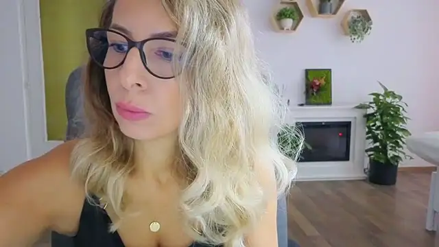 Snapshot of SukyGirl chatting on October 28, 7:45 am SukyGirl online show from October 28, 7:45 am