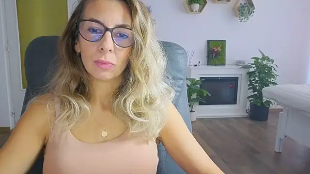 Snapshot of SukyGirl chatting on October 31, 8:04 am SukyGirl online show from October 31, 8:04 am