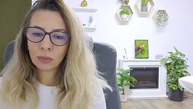 Snapshot of SukyGirl chatting on November 11, 8:14 am SukyGirl online show from November 11, 8:14 am