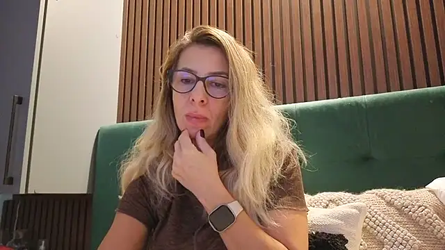 Snapshot of SukyGirl chatting on November 12, 11:10 am SukyGirl online show from November 12, 11:10 am