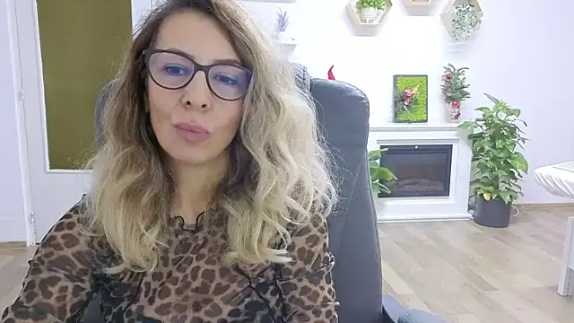 Snapshot of SukyGirl chatting on November 17, 8:31 am SukyGirl online show from November 17, 8:31 am