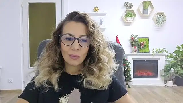 Snapshot of SukyGirl chatting on December 2, 10:53 am SukyGirl online show from December 2, 10:53 am