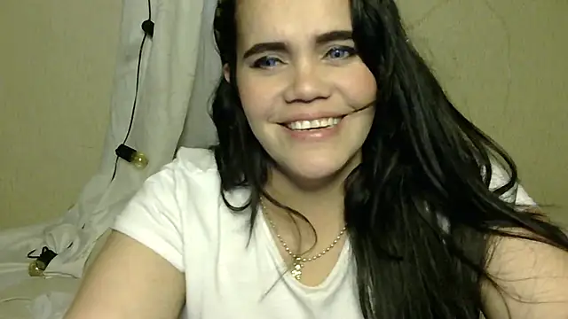 Snapshot of blue_angel33 chatting on December 3, 2:25 am blue angel33 online show from December 3, 2:25 am