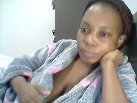 Snapshot of AfricanBeautyX chatting on February 18, 12:39 pm AfricanBeautyX online show from February 18, 12:39 pm
