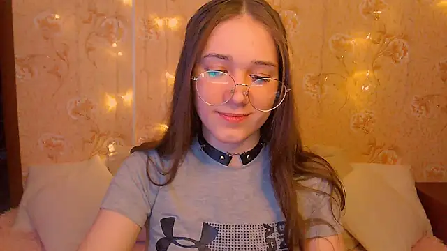 Snapshot of fluffy_kitty_ chatting on February 8, 9:29 pm fluffy kitty online show from February 8, 9:29 pm