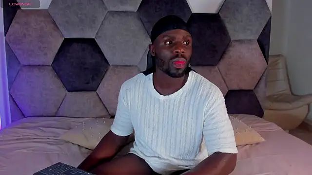 Latrellx7 online show from April 19, 3:39 am