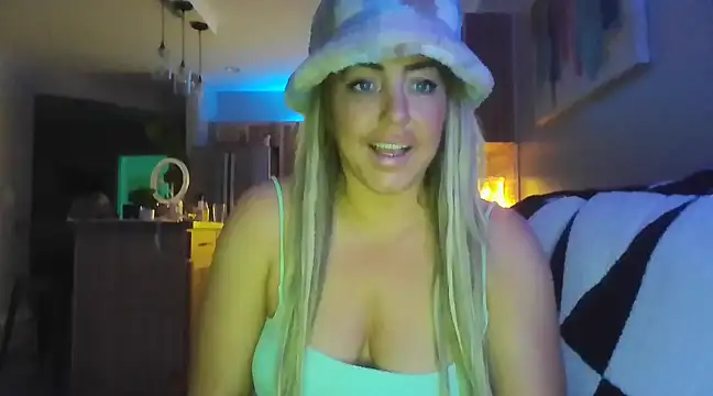 Snapshot of sunshinekisses chatting on February 13, 4:22 am sunshinekisses online show from February 13, 4:22 am