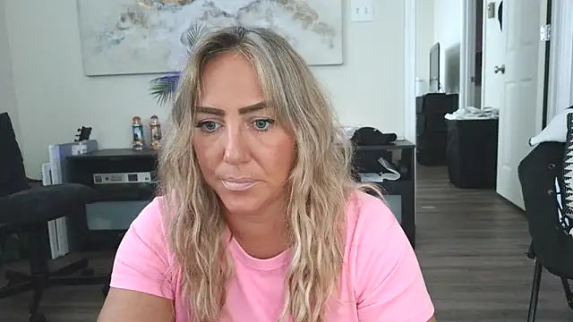 Snapshot of sunshinekisses chatting on September 21, 5:47 pm sunshinekisses online show from September 21, 5:47 pm