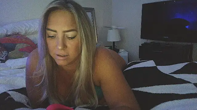 Snapshot of sunshinekisses chatting on October 2, 12:45 pm sunshinekisses online show from October 2, 12:45 pm