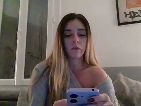 Snapshot of MissBella131 chatting on December 9, 8:23 pm MissBella131 online show from December 9, 8:23 pm