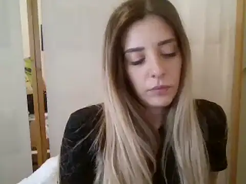 Snapshot of MissBella131 chatting on December 17, 8:21 pm MissBella131 online show from December 17, 8:21 pm