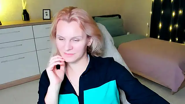 Louisa Bay online show from December 6, 7:01 pm