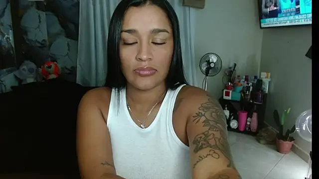 Snapshot of KatalinnaBrown chatting on November 29, 10:18 am KatalinnaBrown online show from November 29, 10:18 am