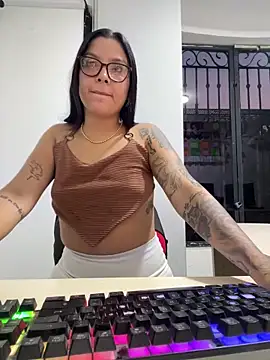 Snapshot of DAPHNEEE-ROSSEEE chatting on December 18, 11:00 pm DAPHNEEE-ROSSEEE online show from December 18, 11:00 pm