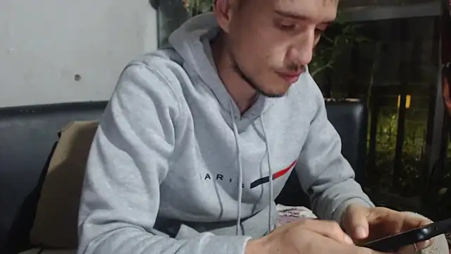 Snapshot of roystonee01 chatting on November 18, 6:40 am roystonee01 online show from November 18, 6:40 am