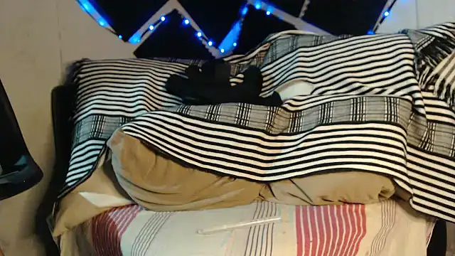 roystonee01 online show from August 6, 1:07 am
