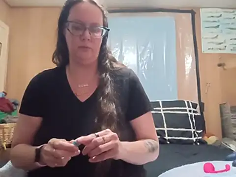 Snapshot of TheGoldenLotus chatting on May 29, 6:44 am TheGoldenLotus online show from May 29, 6:44 am