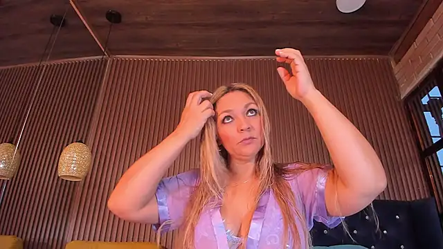 Snapshot of MalorySweet chatting on February 11, 11:54 am MalorySweet online show from February 11, 11:54 am