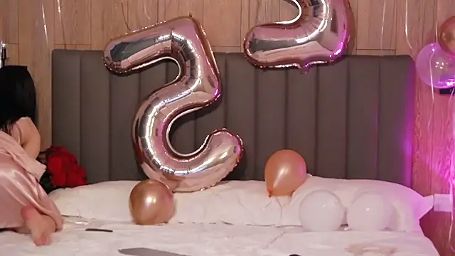 Snapshot of AllisonSky chatting on February 7, 1:43 pm AllisonSky online show from February 7, 1:43 pm