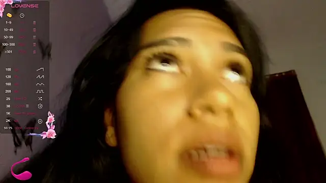 Snapshot of valeriah_7 chatting on December 12, 3:43 am valeriah 7 online show from December 12, 3:43 am