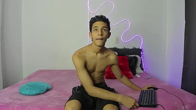 Snapshot of evanscollins chatting on December 1, 9:04 pm evanscollins online show from December 1, 9:04 pm